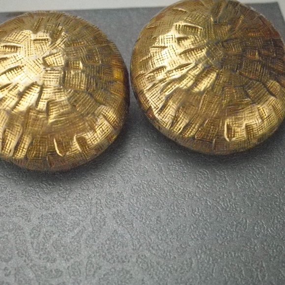 Vintage Castle Cliff Textured 1.25" Round Earrings Clip On - Picture 3 of 7